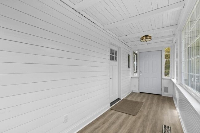 Building Photo - 2 bedroom in Seattle WA 98136