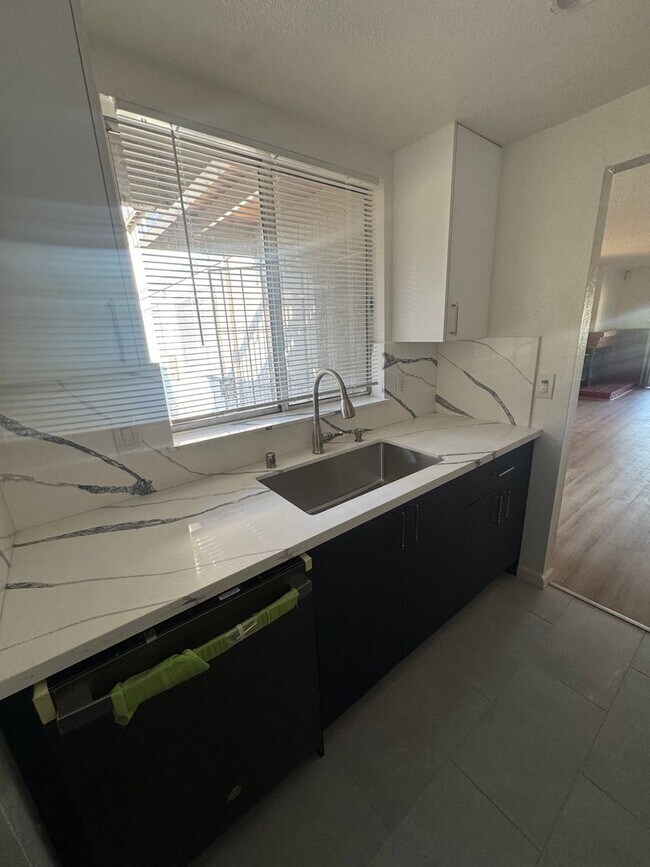Building Photo - Beautifully Updated 2BD/2BA Condo | In-Unit Laundry, Garage & Greenbelt Views