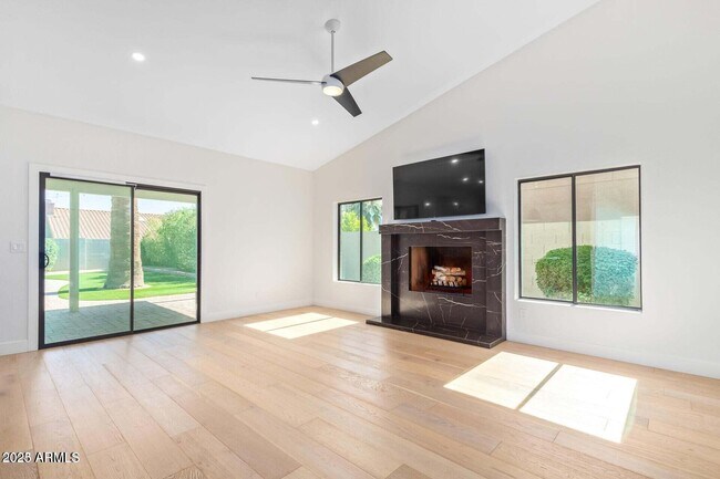 Building Photo - 5715 E Campo Bello Dr