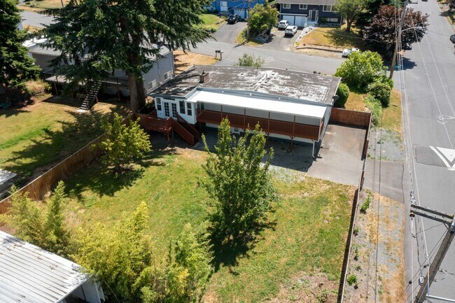 Building Photo - Spacious 5 Bedroom with Huge yard and 3 fireplaces