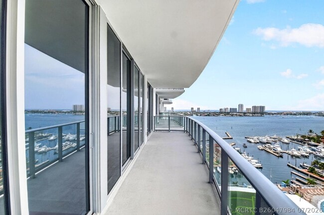 Building Photo - 220 Lake Shore Dr