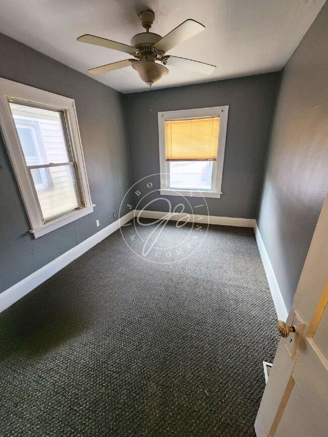 Building Photo - 2 bed with huge bonus finished room in basement!