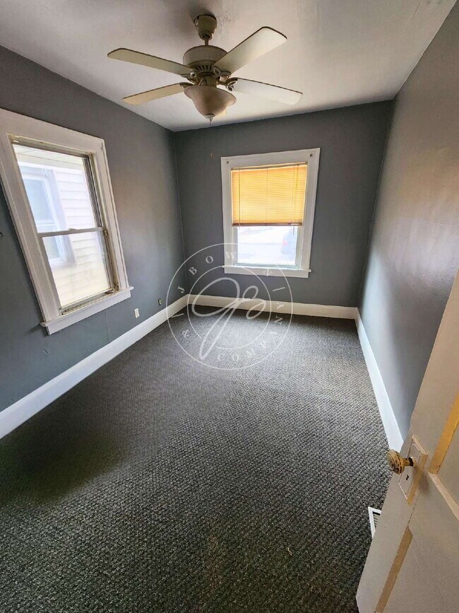 Building Photo - 3 bed! Bonus space in basement