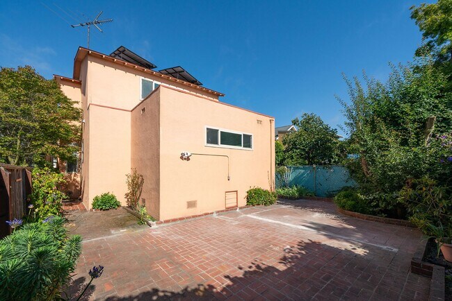 Building Photo - Spacious Two Story Albany Home Two Blocks ...