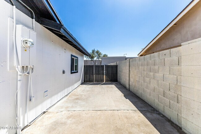 Building Photo - 7613 W Devonshire Ave