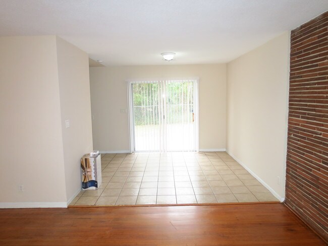 Building Photo - 122 Magnolia Dr