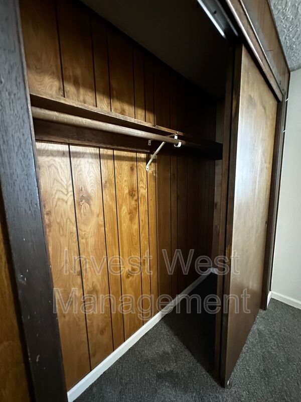 Building Photo - 550 NE Anderson St