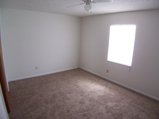 Building Photo - 3 Bedroom Home Near Lake Shipp