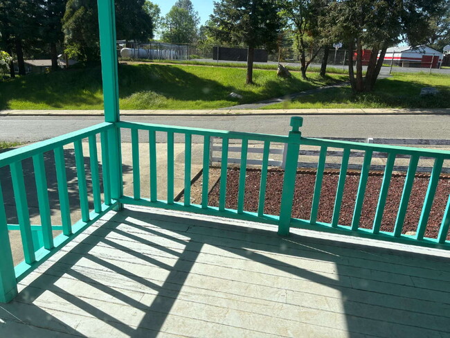 Building Photo - Spacious 3-bedroom home with loads of park...