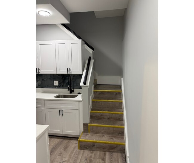 Building Photo - 615 N Rosedale-1B AVAILABLE $800 W/BATH 1B