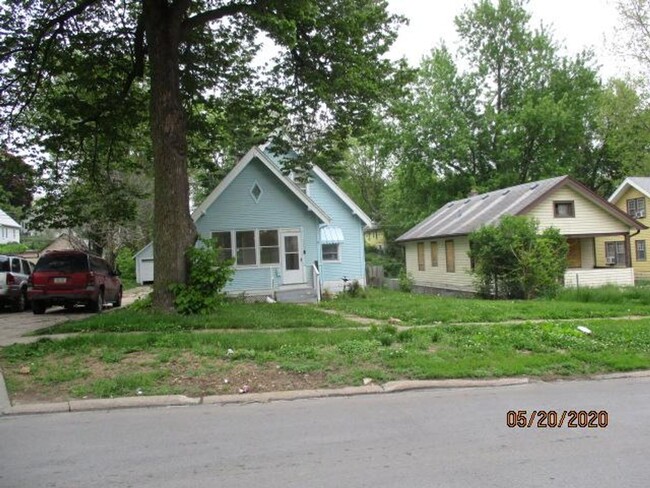 Building Photo - Move-in special. 3 bed 1 bath with a detached garage and large driveway $1250