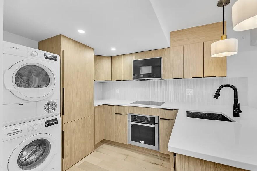 Building Photo - 704 Eighth Avenue