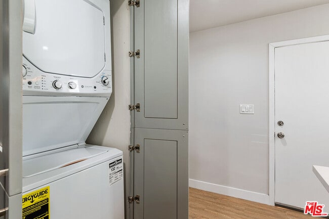 Building Photo - 2920 Alsace Ave