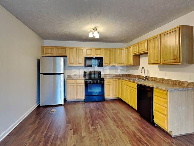 Building Photo - 2935 Greentree Dr