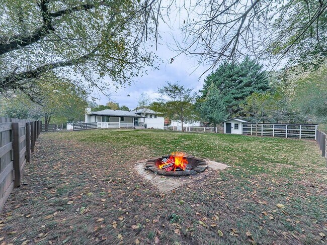 Building Photo - 421 Creek Valley Dr