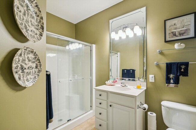 Building Photo - Enjoy coastal living in this Rehoboth Beach apartment, perfectly situated near the boardwalk, bea...