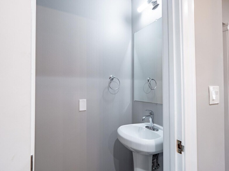 Building Photo - Elegant Petworth townhouse near Rock Creek...