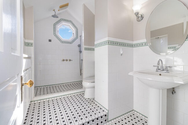 Building Photo - 1030 Vine St