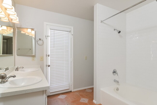 Building Photo - 108 Spinnaker Dr