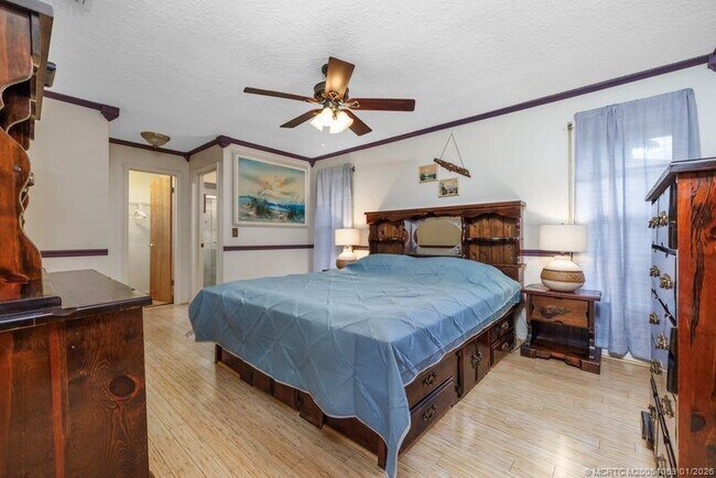 Building Photo - 160 SE Duxbury Ave