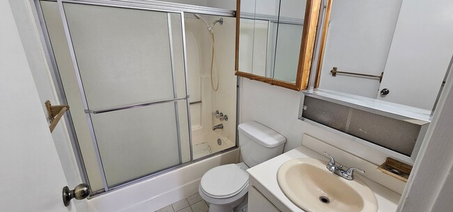 Building Photo - 3 Bedroom Single Stoy Close to EVERYTHING!