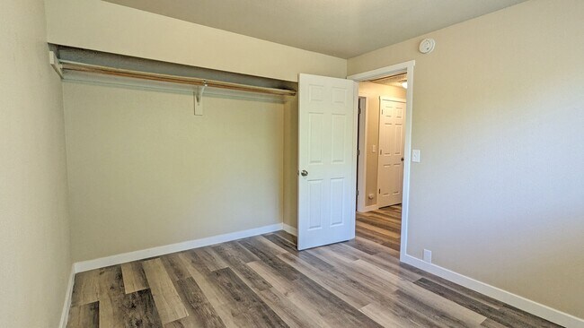 Building Photo - 2 bedroom 1 bath duplex