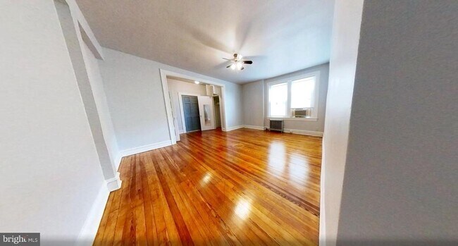 Primary Photo - 307 Dolphin St