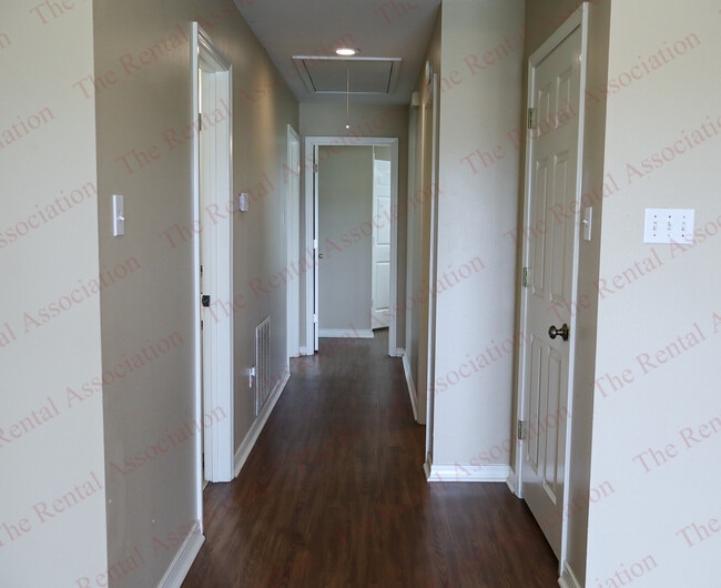 Building Photo - 629 S Barnett Springs St