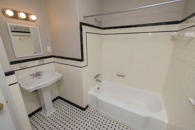 Building Photo - 3 Bedroom in Hampton Available Now!!