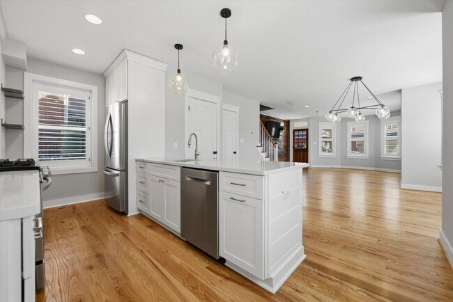 Building Photo - Charming Updated 4B/2.5B Home with Fenced Yard & Parking Included