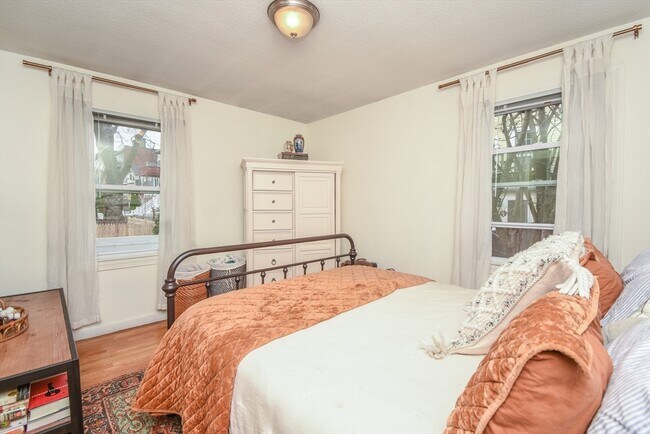 Building Photo - 99 Bartlett St