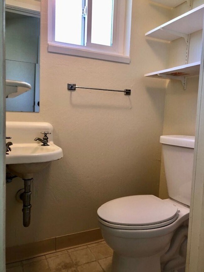 Building Photo - Charming 2 bedroom, 1.5 bath home near Sutter Street