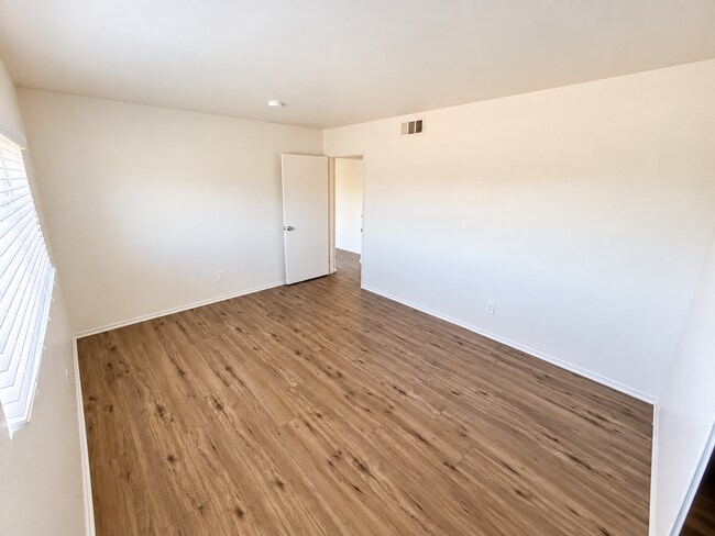 Building Photo - 11441 Oxnard St