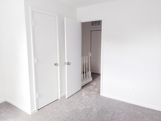 Building Photo - Spacious And Renovated 3 Bed 2 Bath Interi...