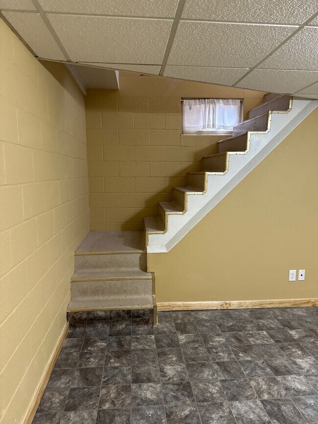 Building Photo - EZ - 202 Triplex