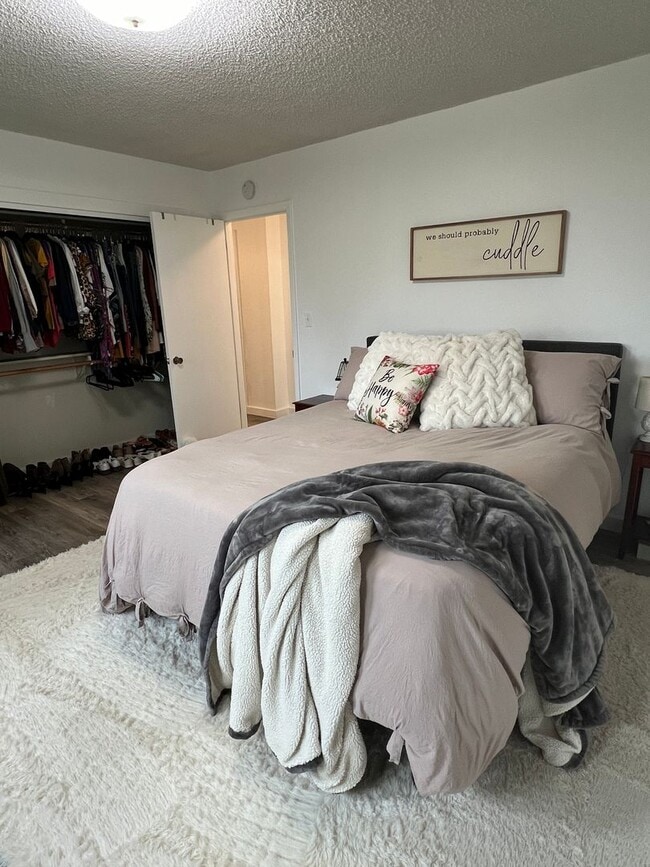 Building Photo - Duplex-Lower Unit in Aurora Subdivision