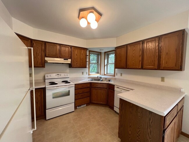 Building Photo - Lacy Road Duplex