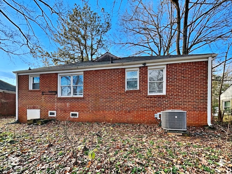 Building Photo - 1825 Oakmont Dr NW