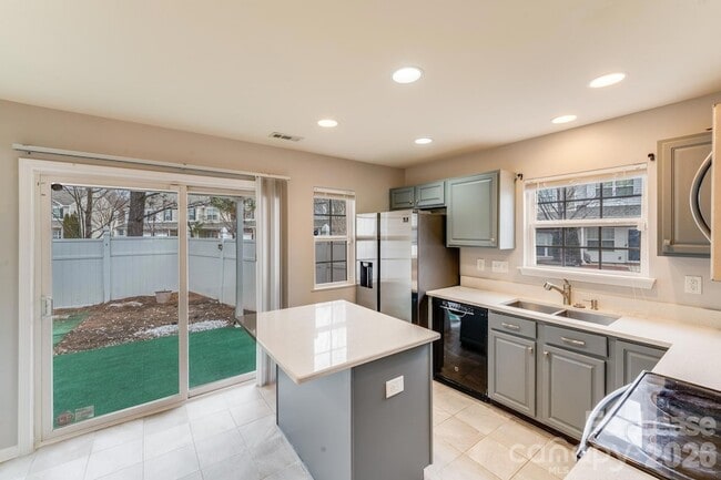 Building Photo - 3410 Broadwick St