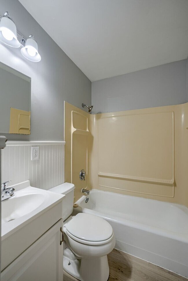 Building Photo - 2 Bedroom With Oversized Garage & Prime Location Near 90th & Blondo!!