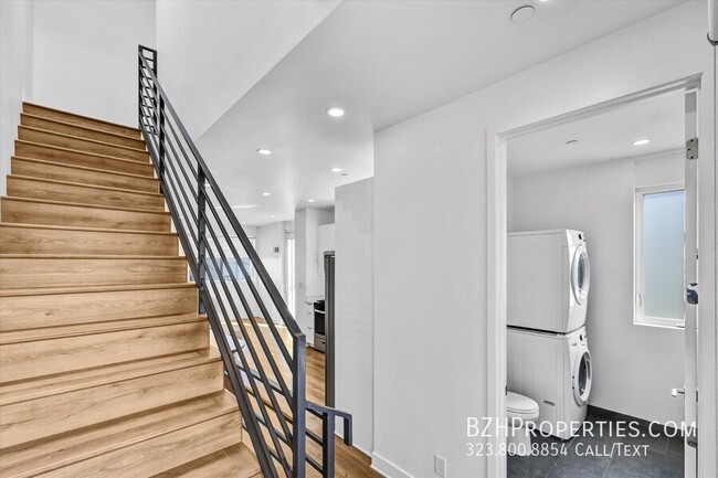 Building Photo - Gorgeous Modern Townhouse In Prime Mid-City