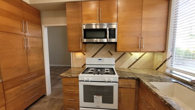 Building Photo - Beautiful Home in Quiet Neighborhood.