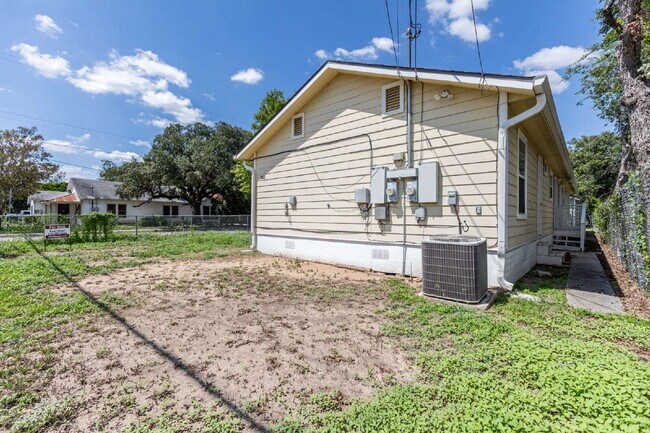 Building Photo - 303 Villareal St