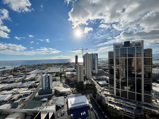 Building Photo - Royal Capitol Plaza: 2 Bed, 2 Bath with 2 ...
