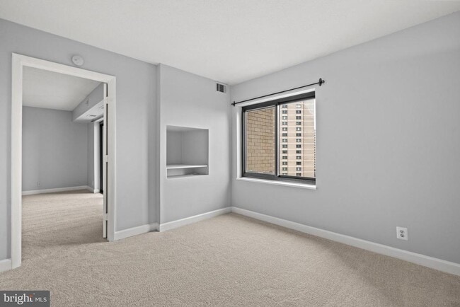 Building Photo - 307 Yoakum Pkwy