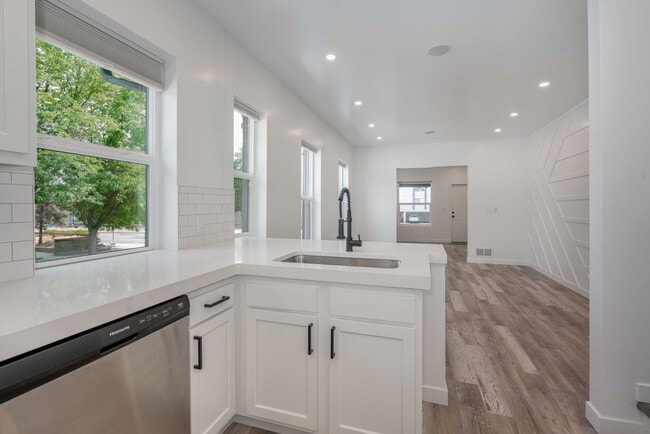 Building Photo - 5 bed 2 bath renovated home