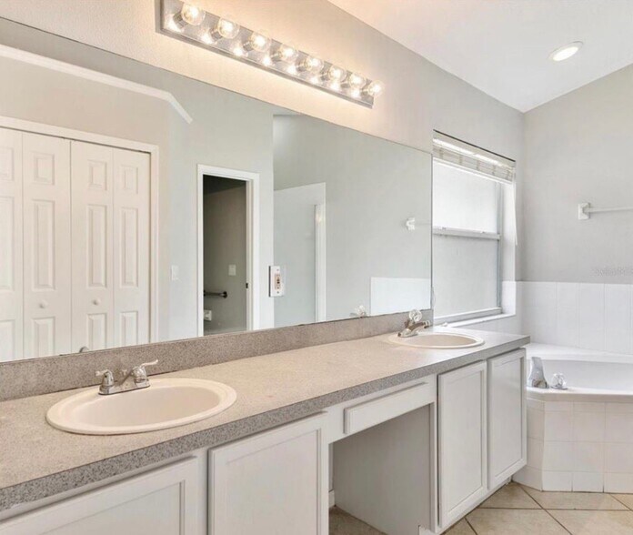 Building Photo - 5725 Hawklake Rd