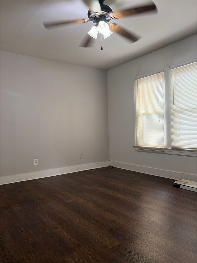 Building Photo - Cozy 2 Bedroom Home