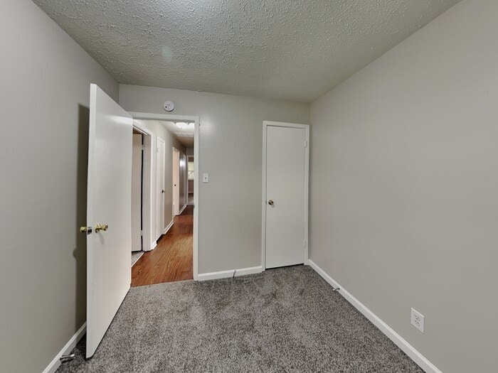 Building Photo - 323 Hillendale Dr