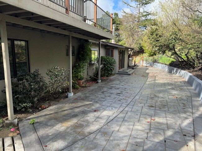 Building Photo - Wonderful 2 story home in Orinda